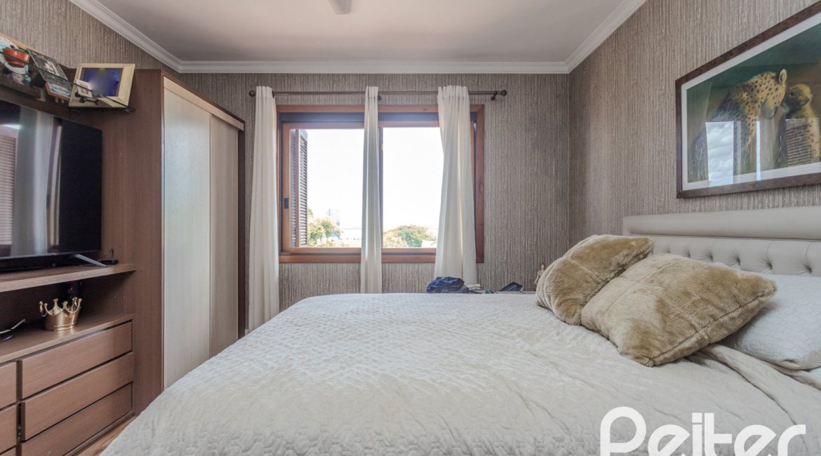 Casa em Condomínio à venda com 404m², 3 dormitórios, 1 suíte, 2 vagas, no bairro Cristal em PORTO ALEGRE