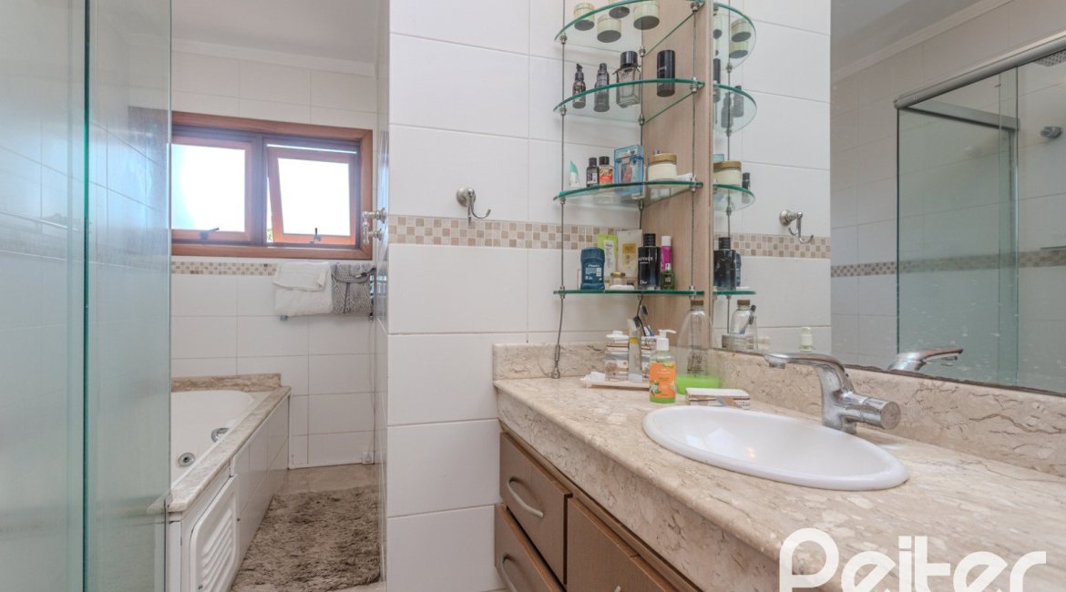 Casa em Condomínio à venda com 404m², 3 dormitórios, 1 suíte, 2 vagas, no bairro Cristal em PORTO ALEGRE