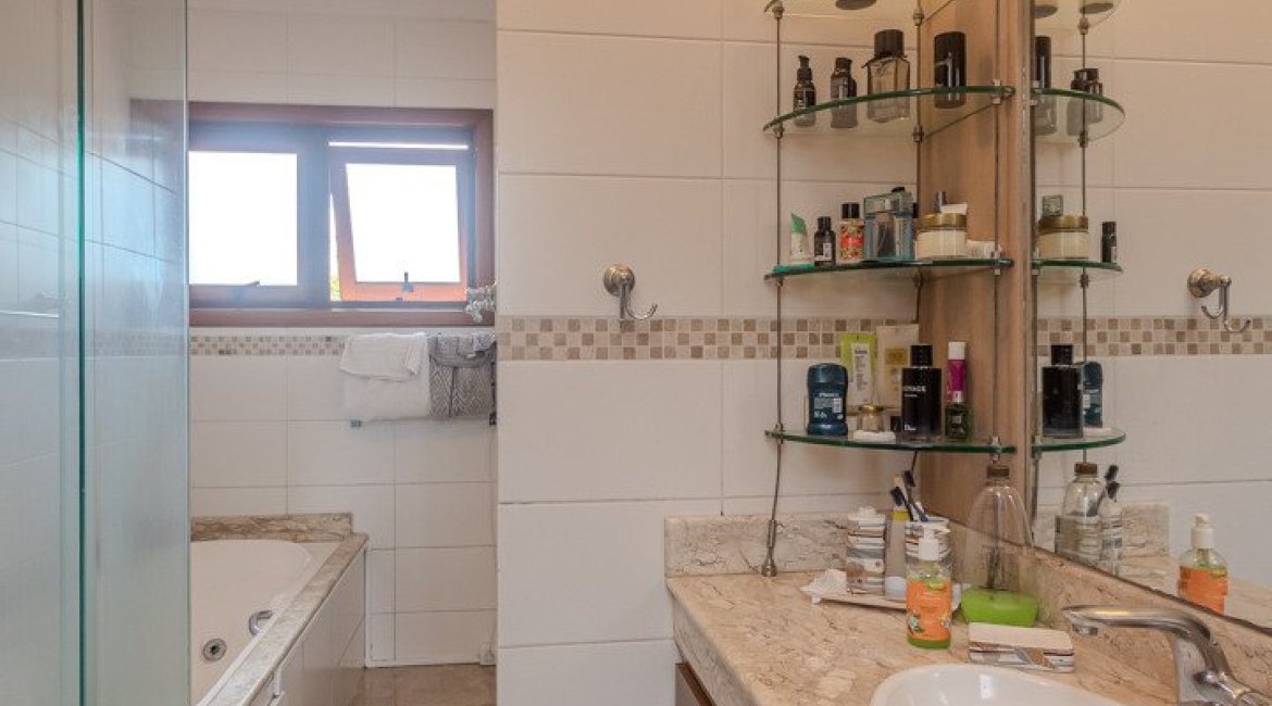 Casa em Condomínio à venda com 404m², 3 dormitórios, 1 suíte, 2 vagas, no bairro Cristal em PORTO ALEGRE