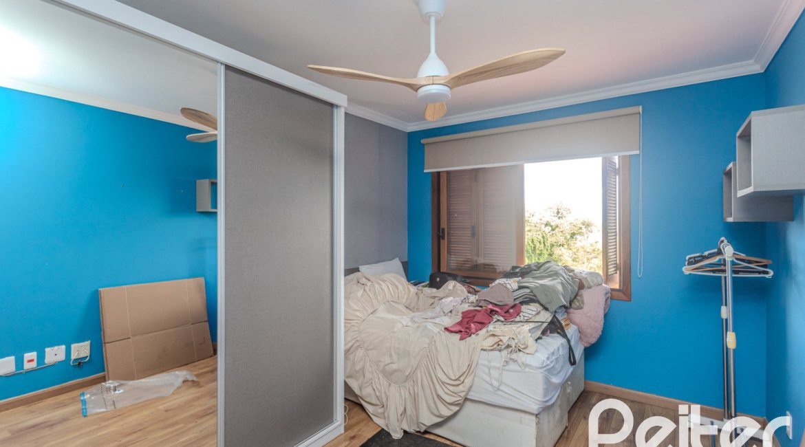 Casa em Condomínio à venda com 404m², 3 dormitórios, 1 suíte, 2 vagas, no bairro Cristal em PORTO ALEGRE