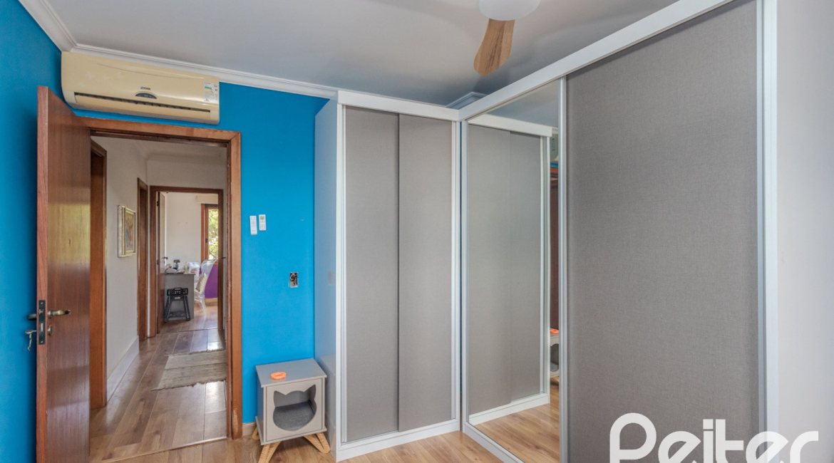 Casa em Condomínio à venda com 404m², 3 dormitórios, 1 suíte, 2 vagas, no bairro Cristal em PORTO ALEGRE