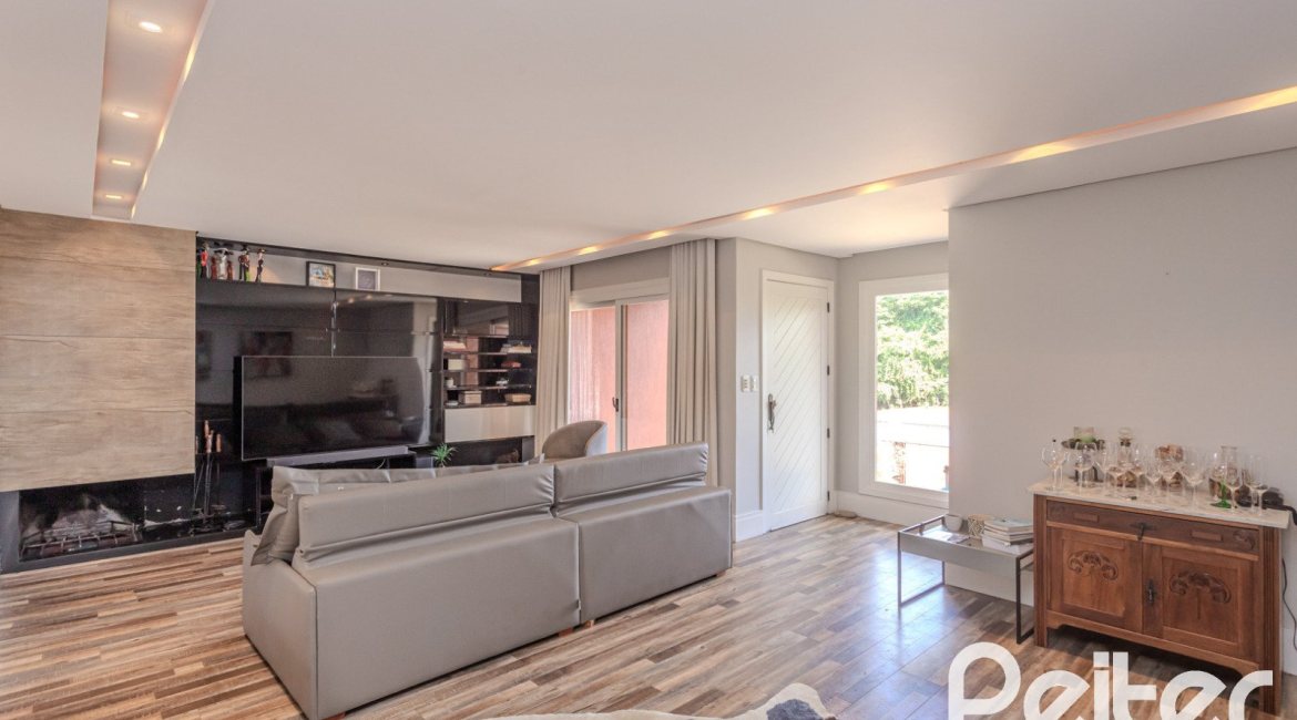 Casa em Condomínio à venda com 404m², 3 dormitórios, 1 suíte, 2 vagas, no bairro Cristal em PORTO ALEGRE