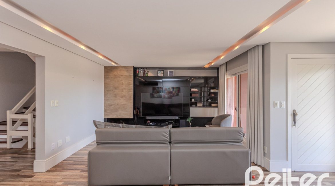 Casa em Condomínio à venda com 404m², 3 dormitórios, 1 suíte, 2 vagas, no bairro Cristal em PORTO ALEGRE