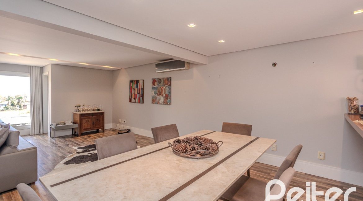 Casa em Condomínio à venda com 404m², 3 dormitórios, 1 suíte, 2 vagas, no bairro Cristal em PORTO ALEGRE