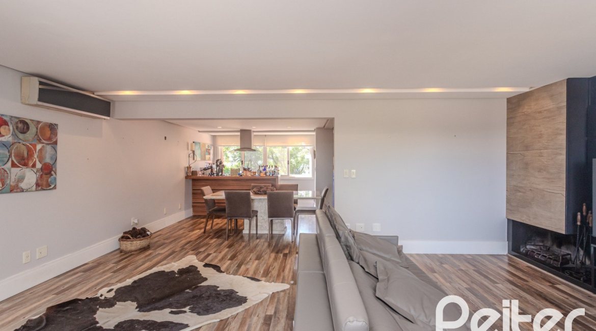 Casa em Condomínio à venda com 404m², 3 dormitórios, 1 suíte, 2 vagas, no bairro Cristal em PORTO ALEGRE