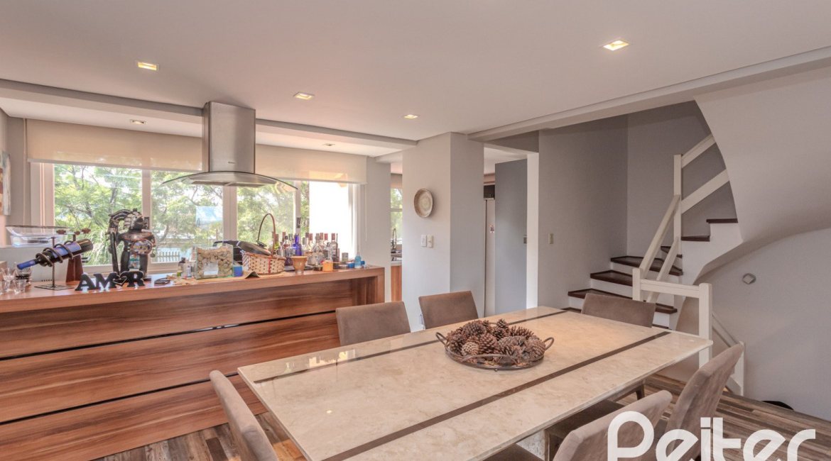 Casa em Condomínio à venda com 404m², 3 dormitórios, 1 suíte, 2 vagas, no bairro Cristal em PORTO ALEGRE