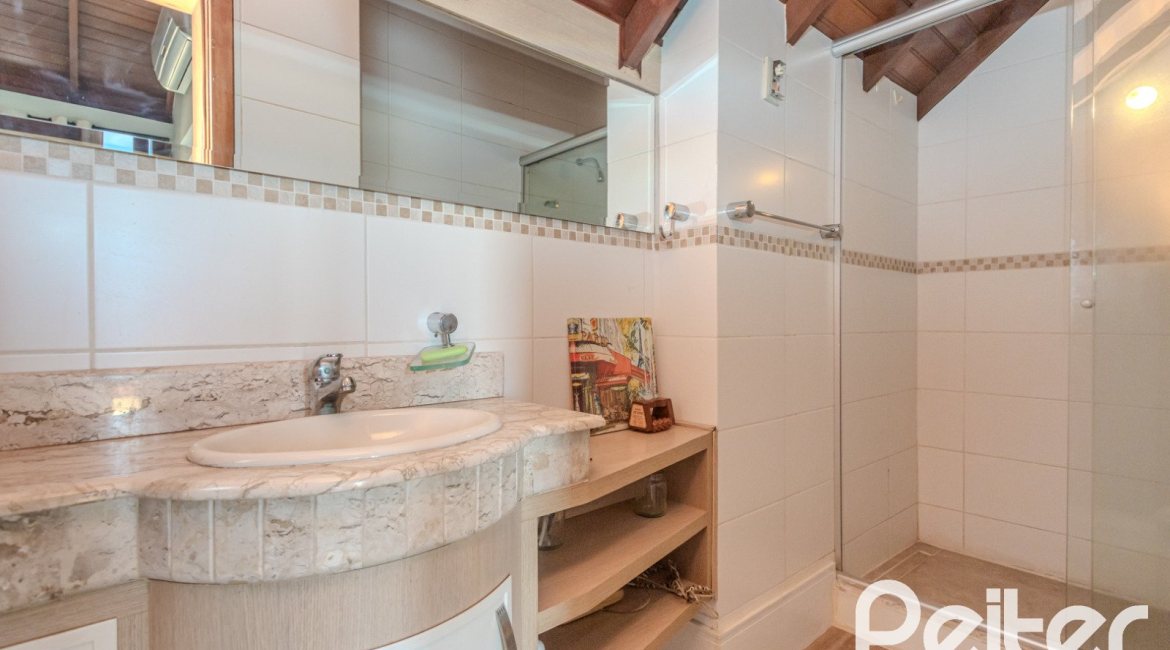 Casa em Condomínio à venda com 404m², 3 dormitórios, 1 suíte, 2 vagas, no bairro Cristal em PORTO ALEGRE