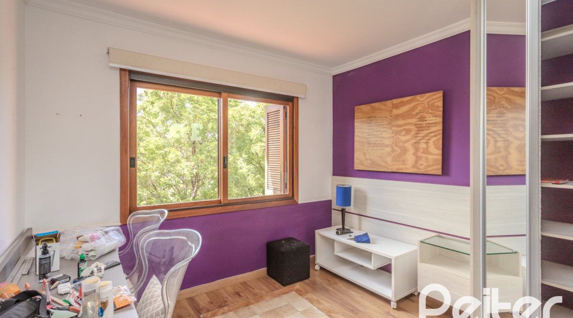 Casa em Condomínio à venda com 404m², 3 dormitórios, 1 suíte, 2 vagas, no bairro Cristal em PORTO ALEGRE