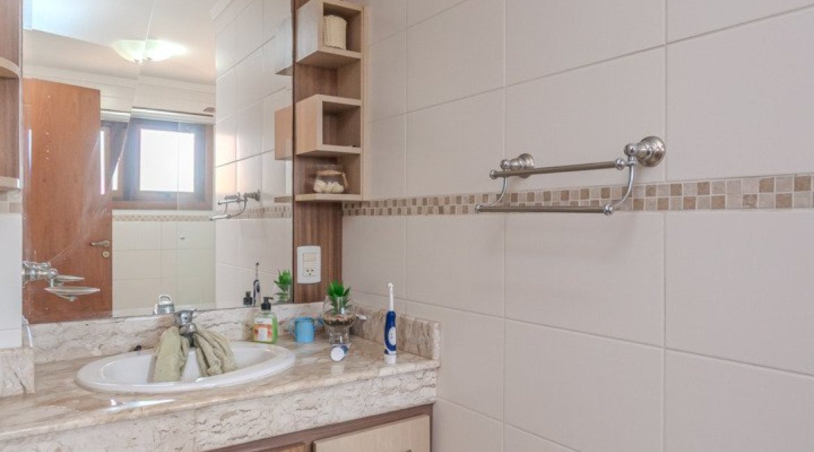 Casa em Condomínio à venda com 404m², 3 dormitórios, 1 suíte, 2 vagas, no bairro Cristal em PORTO ALEGRE