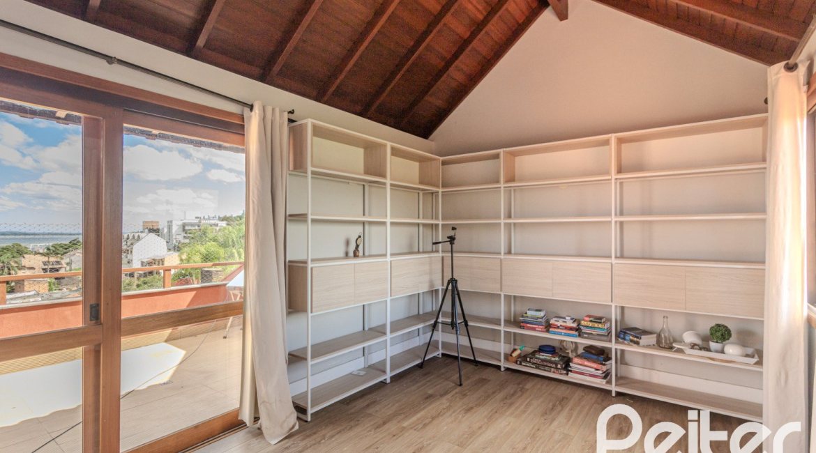 Casa em Condomínio à venda com 404m², 3 dormitórios, 1 suíte, 2 vagas, no bairro Cristal em PORTO ALEGRE