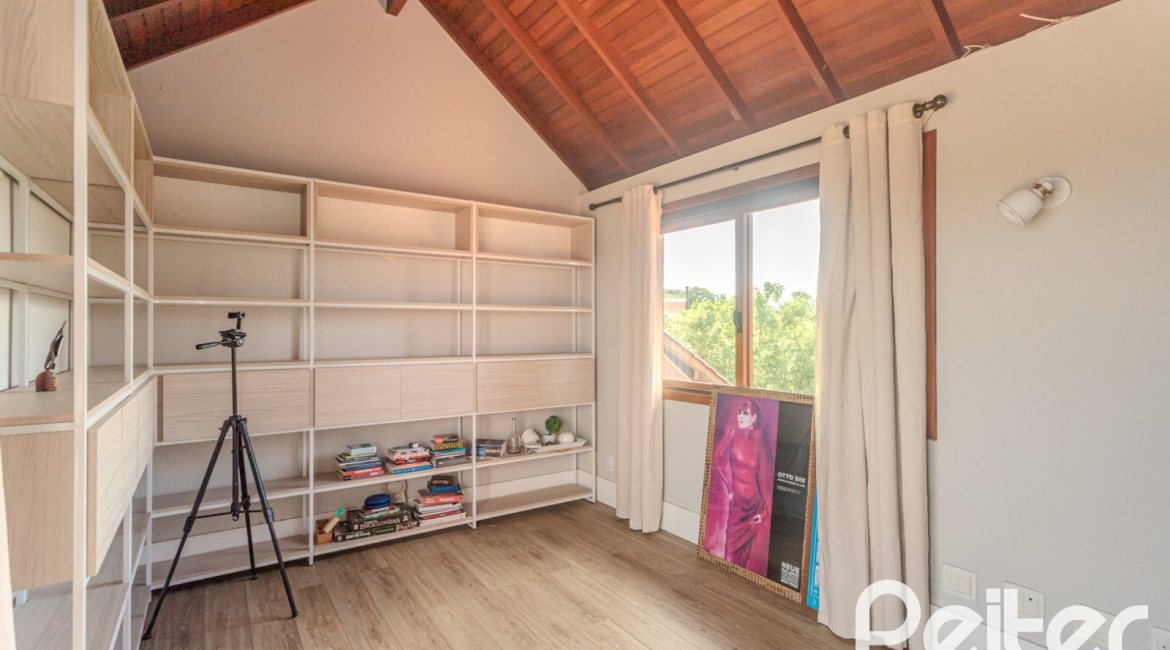 Casa em Condomínio à venda com 404m², 3 dormitórios, 1 suíte, 2 vagas, no bairro Cristal em PORTO ALEGRE