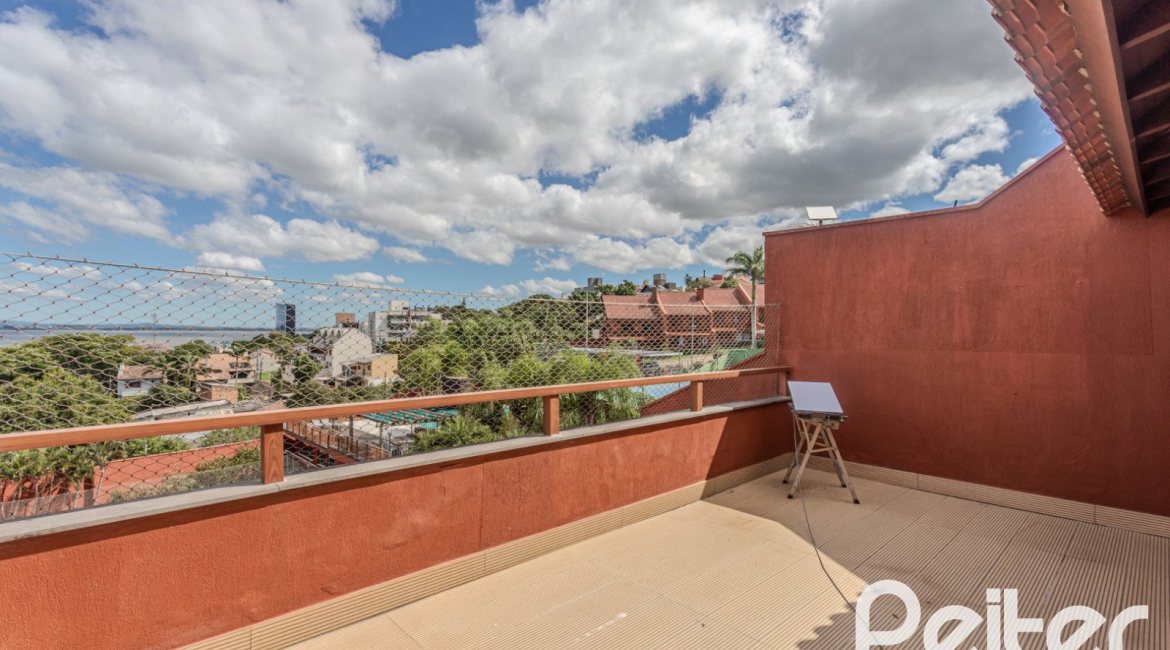 Casa em Condomínio à venda com 404m², 3 dormitórios, 1 suíte, 2 vagas, no bairro Cristal em PORTO ALEGRE