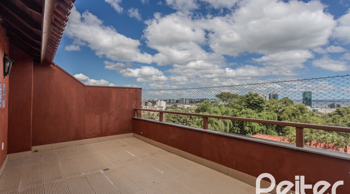 Casa em Condomínio à venda com 404m², 3 dormitórios, 1 suíte, 2 vagas, no bairro Cristal em PORTO ALEGRE