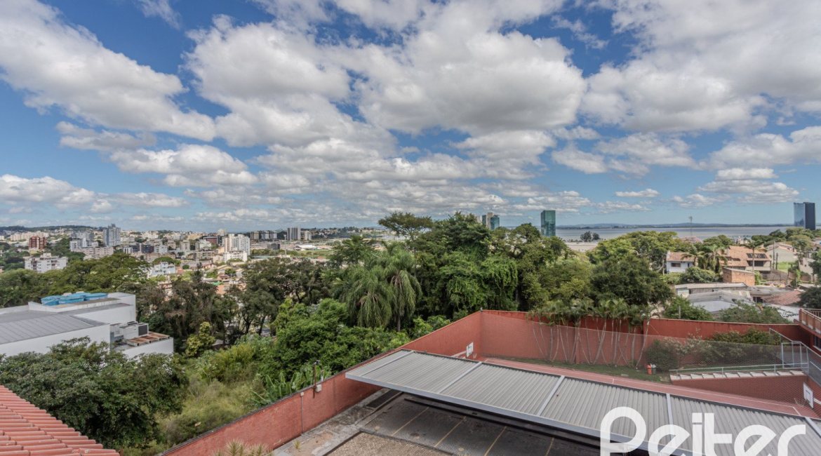 Casa em Condomínio à venda com 404m², 3 dormitórios, 1 suíte, 2 vagas, no bairro Cristal em PORTO ALEGRE