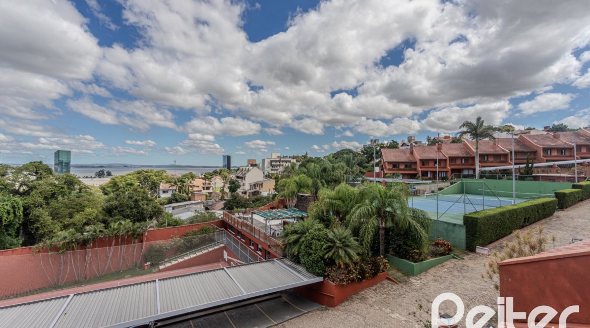 Casa em Condomínio à venda com 404m², 3 dormitórios, 1 suíte, 2 vagas, no bairro Cristal em PORTO ALEGRE