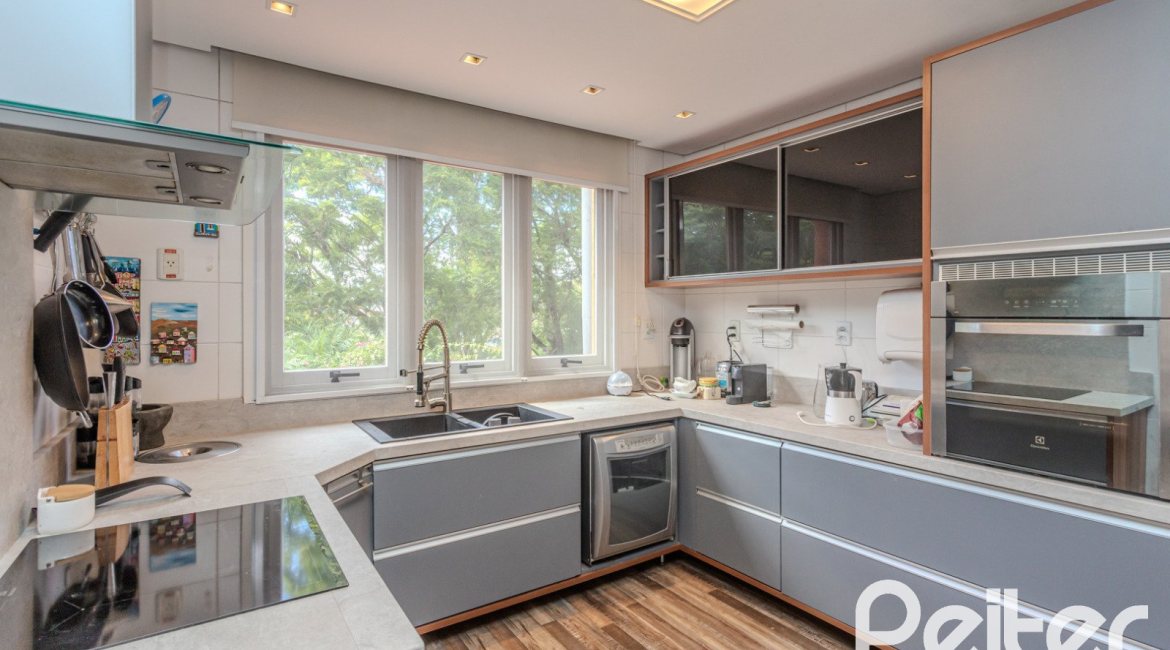 Casa em Condomínio à venda com 404m², 3 dormitórios, 1 suíte, 2 vagas, no bairro Cristal em PORTO ALEGRE