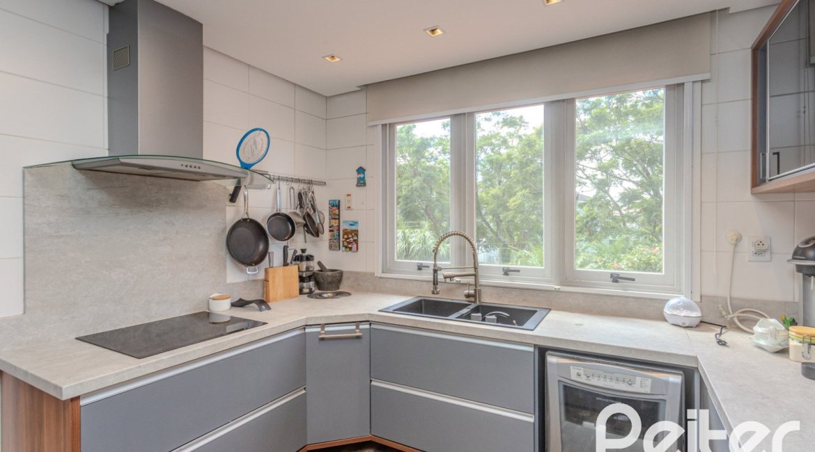 Casa em Condomínio à venda com 404m², 3 dormitórios, 1 suíte, 2 vagas, no bairro Cristal em PORTO ALEGRE