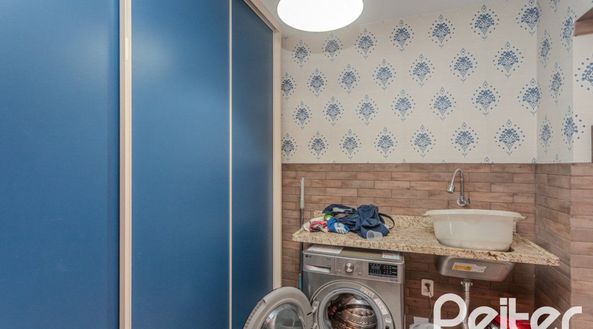 Casa em Condomínio à venda com 404m², 3 dormitórios, 1 suíte, 2 vagas, no bairro Cristal em PORTO ALEGRE