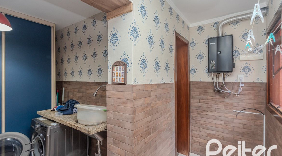 Casa em Condomínio à venda com 404m², 3 dormitórios, 1 suíte, 2 vagas, no bairro Cristal em PORTO ALEGRE