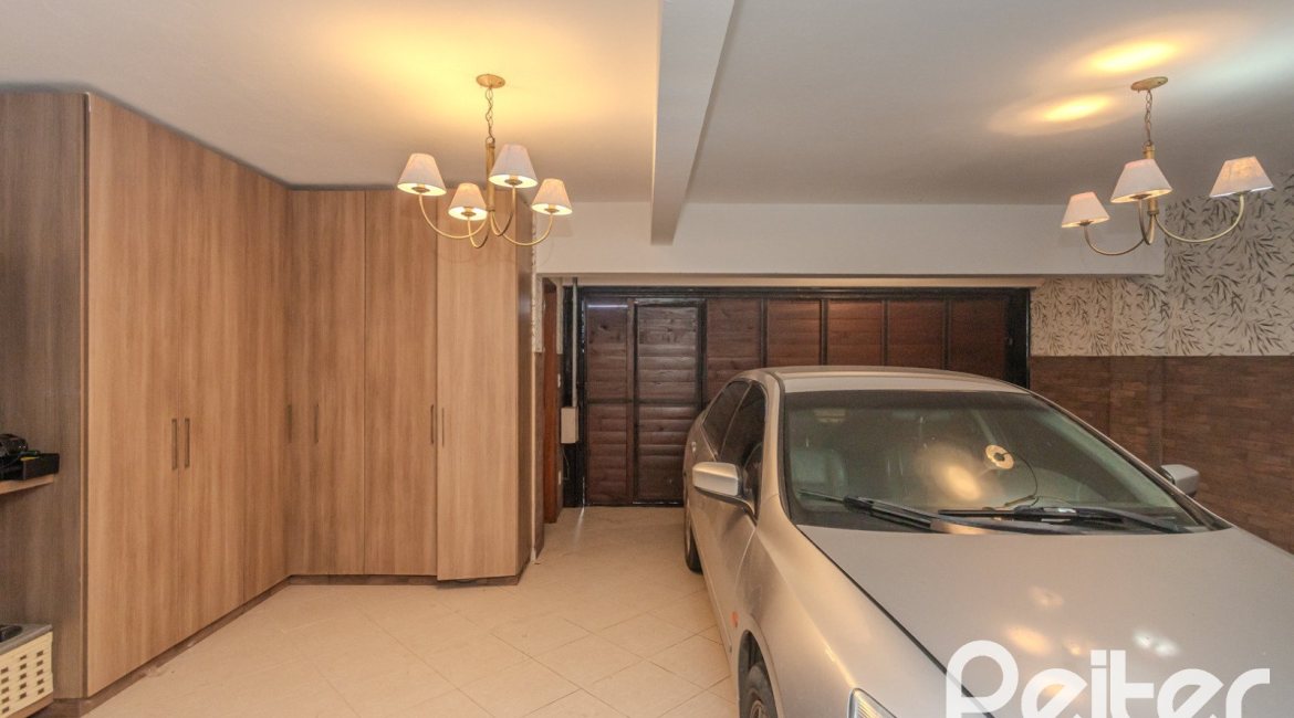 Casa em Condomínio à venda com 404m², 3 dormitórios, 1 suíte, 2 vagas, no bairro Cristal em PORTO ALEGRE