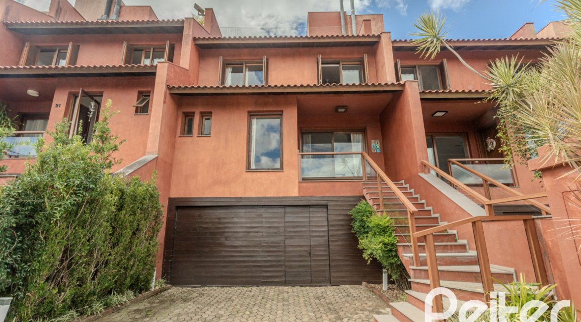 Casa em Condomínio à venda com 404m², 3 dormitórios, 1 suíte, 2 vagas, no bairro Cristal em PORTO ALEGRE