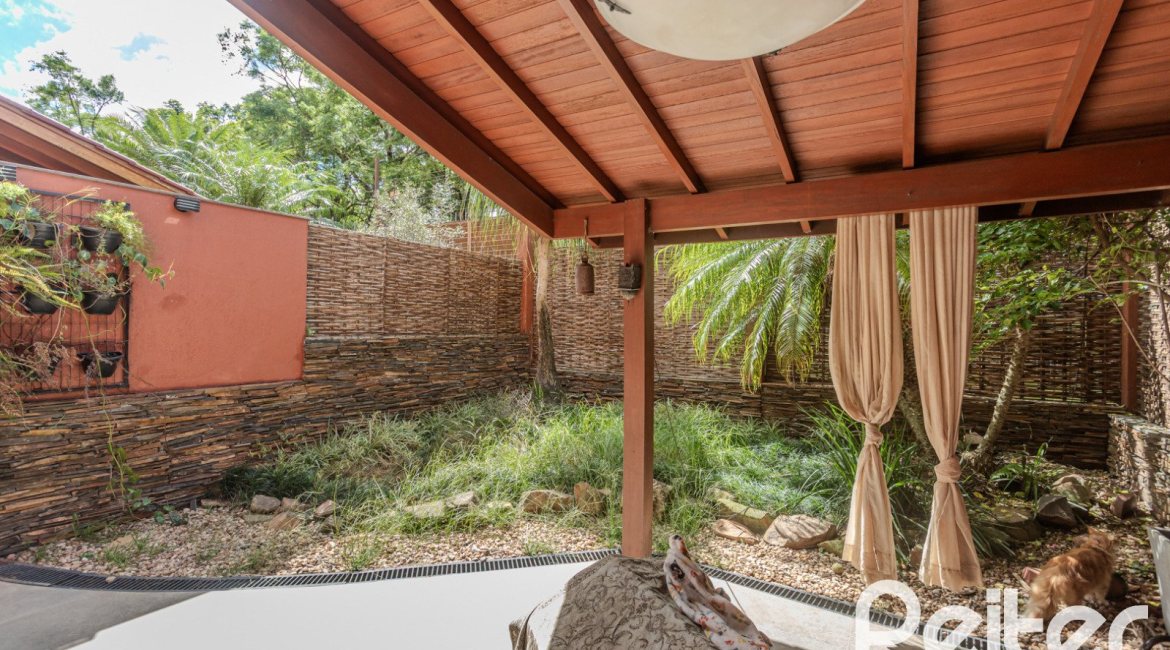 Casa em Condomínio à venda com 404m², 3 dormitórios, 1 suíte, 2 vagas, no bairro Cristal em PORTO ALEGRE