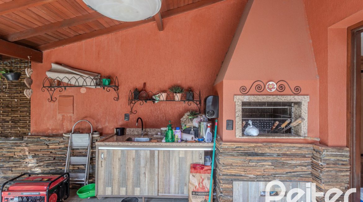 Casa em Condomínio à venda com 404m², 3 dormitórios, 1 suíte, 2 vagas, no bairro Cristal em PORTO ALEGRE