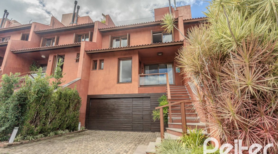 Casa em Condomínio à venda com 404m², 3 dormitórios, 1 suíte, 2 vagas, no bairro Cristal em PORTO ALEGRE