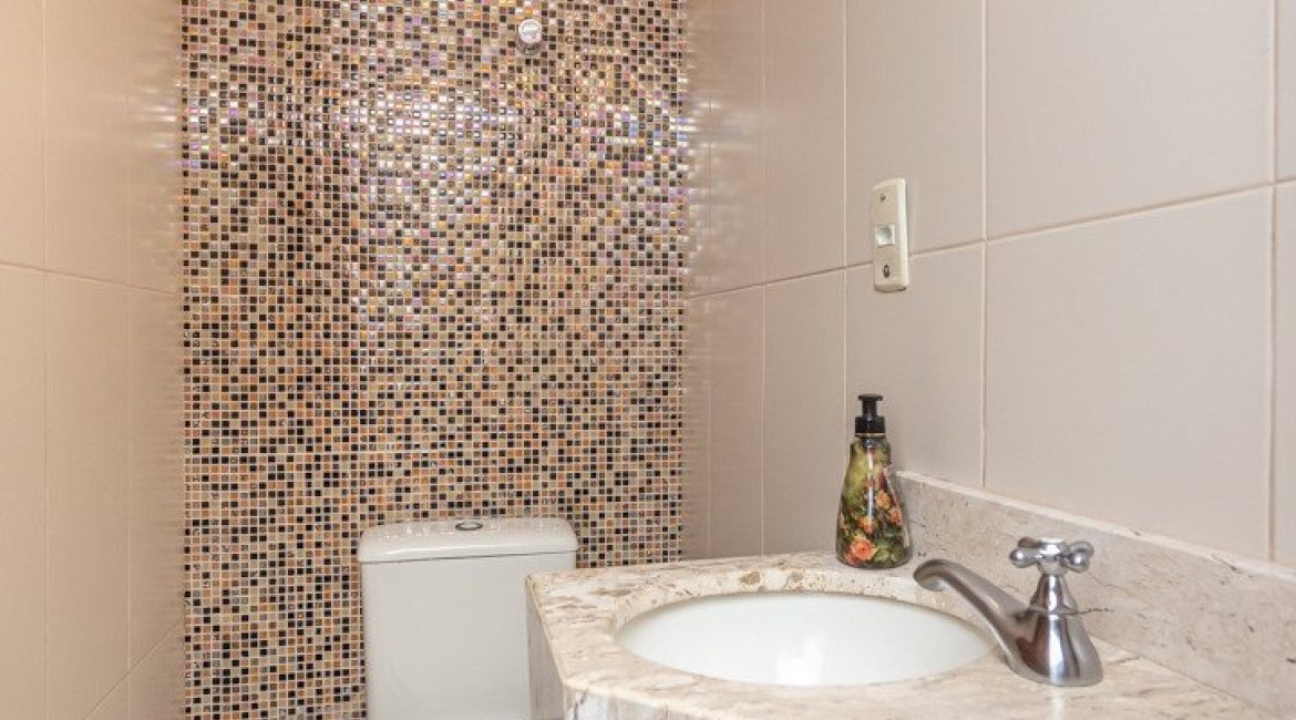 Casa à venda com 237m², 3 dormitórios, 3 suítes, 2 vagas, no bairro Tristeza em Porto Alegre