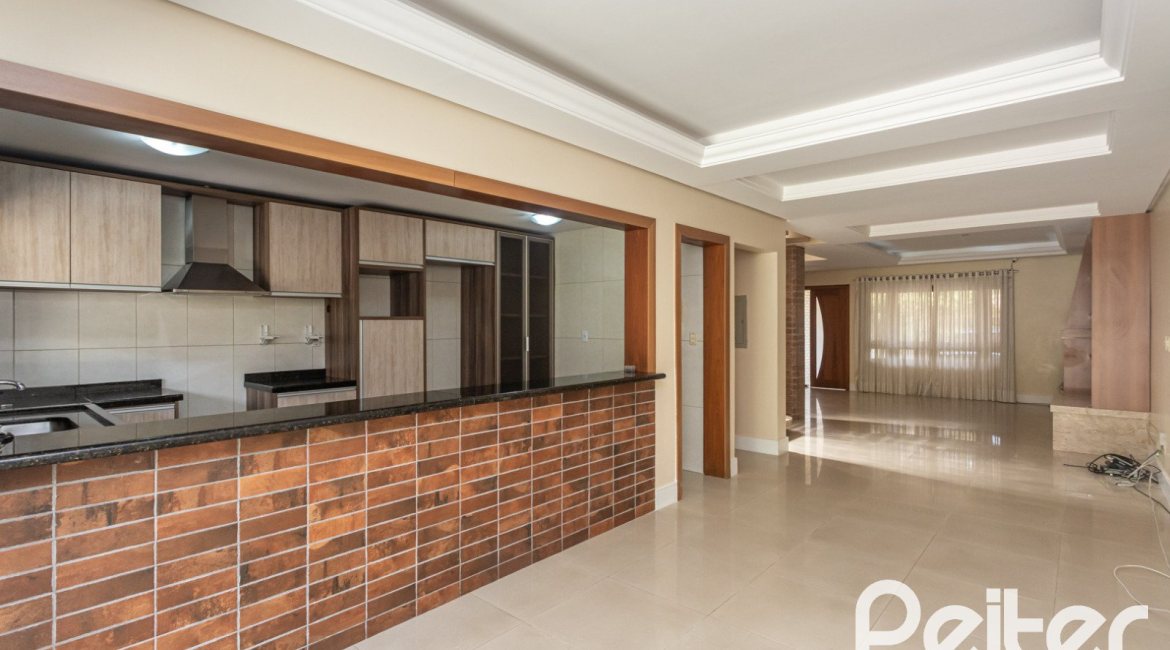 Casa à venda com 237m², 3 dormitórios, 3 suítes, 2 vagas, no bairro Tristeza em Porto Alegre