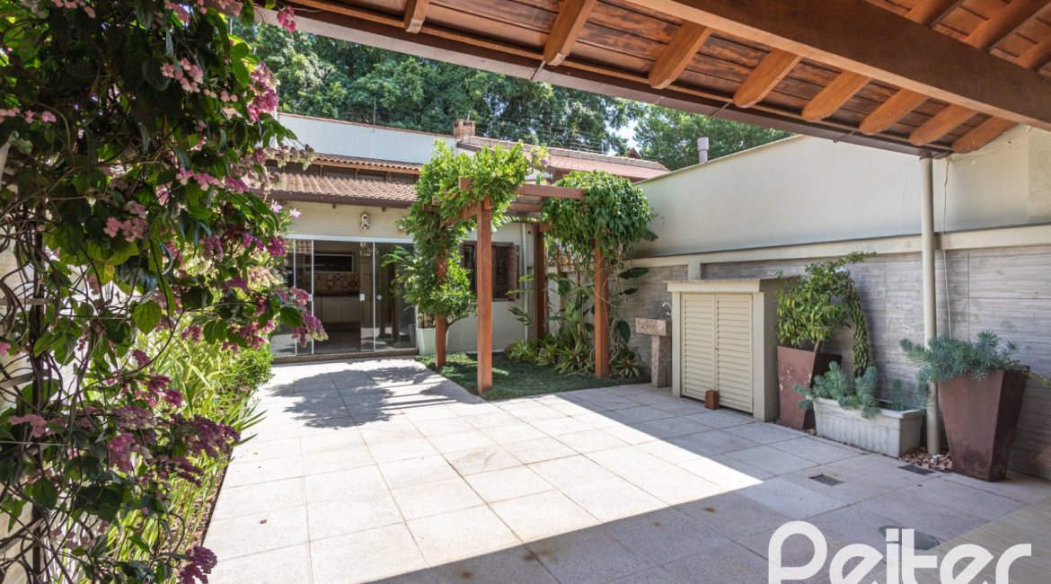 Casa à venda com 237m², 3 dormitórios, 3 suítes, 2 vagas, no bairro Tristeza em Porto Alegre