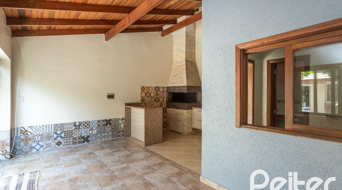 Casa à venda com 237m², 3 dormitórios, 3 suítes, 2 vagas, no bairro Tristeza em Porto Alegre