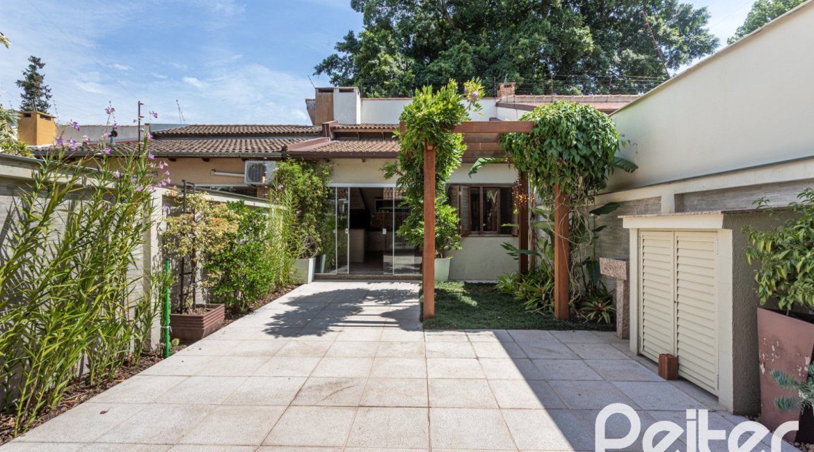 Casa à venda com 237m², 3 dormitórios, 3 suítes, 2 vagas, no bairro Tristeza em Porto Alegre