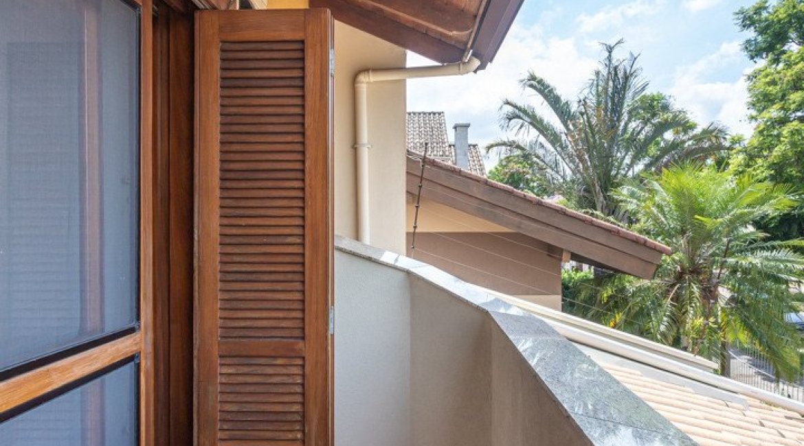 Casa à venda com 237m², 3 dormitórios, 3 suítes, 2 vagas, no bairro Tristeza em Porto Alegre