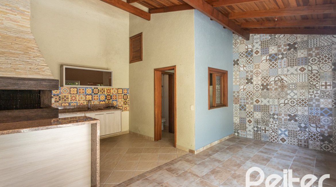 Casa à venda com 237m², 3 dormitórios, 3 suítes, 2 vagas, no bairro Tristeza em Porto Alegre