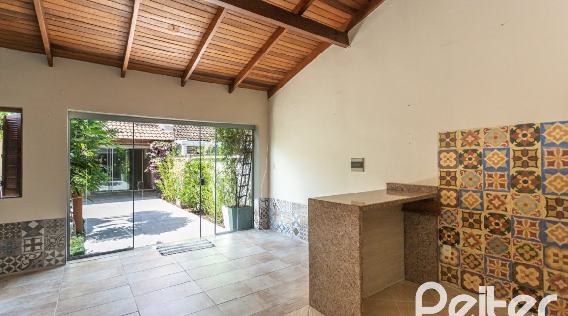 Casa à venda com 237m², 3 dormitórios, 3 suítes, 2 vagas, no bairro Tristeza em Porto Alegre