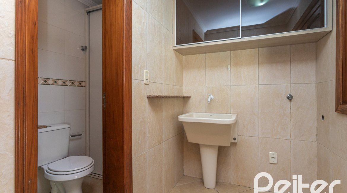 Casa à venda com 237m², 3 dormitórios, 3 suítes, 2 vagas, no bairro Tristeza em Porto Alegre