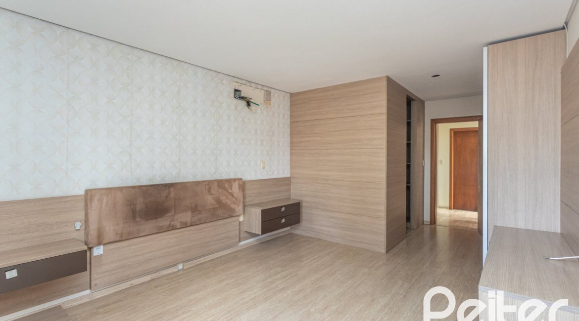 Casa à venda com 237m², 3 dormitórios, 3 suítes, 2 vagas, no bairro Tristeza em Porto Alegre