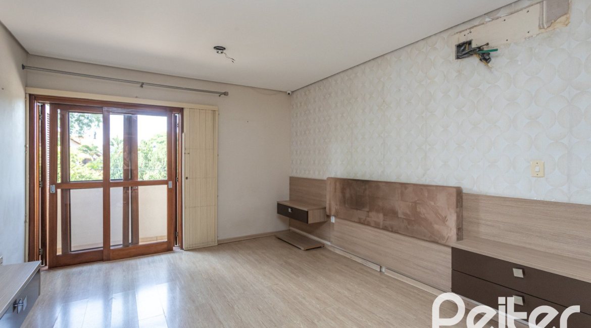 Casa à venda com 237m², 3 dormitórios, 3 suítes, 2 vagas, no bairro Tristeza em Porto Alegre