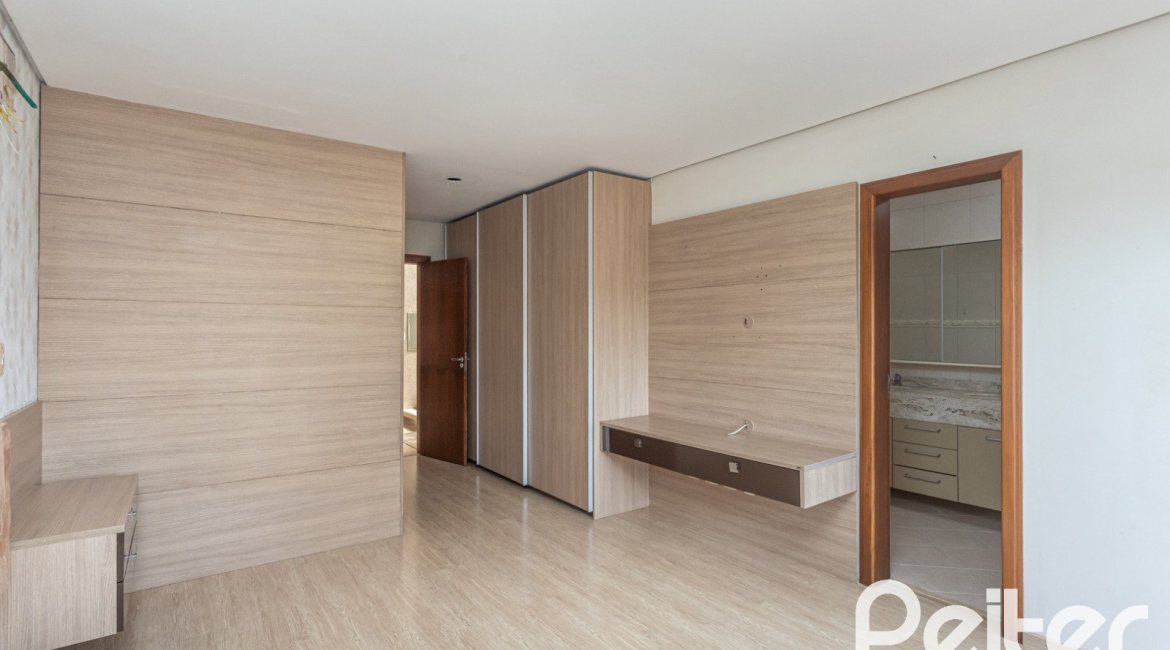 Casa à venda com 237m², 3 dormitórios, 3 suítes, 2 vagas, no bairro Tristeza em Porto Alegre