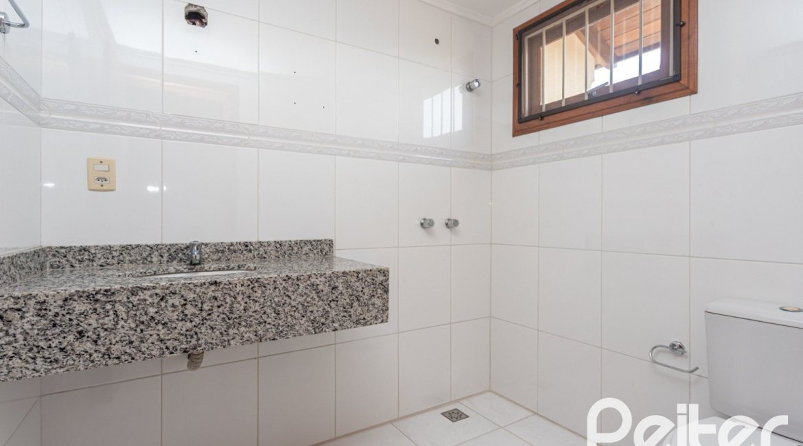 Casa à venda com 237m², 3 dormitórios, 3 suítes, 2 vagas, no bairro Tristeza em Porto Alegre