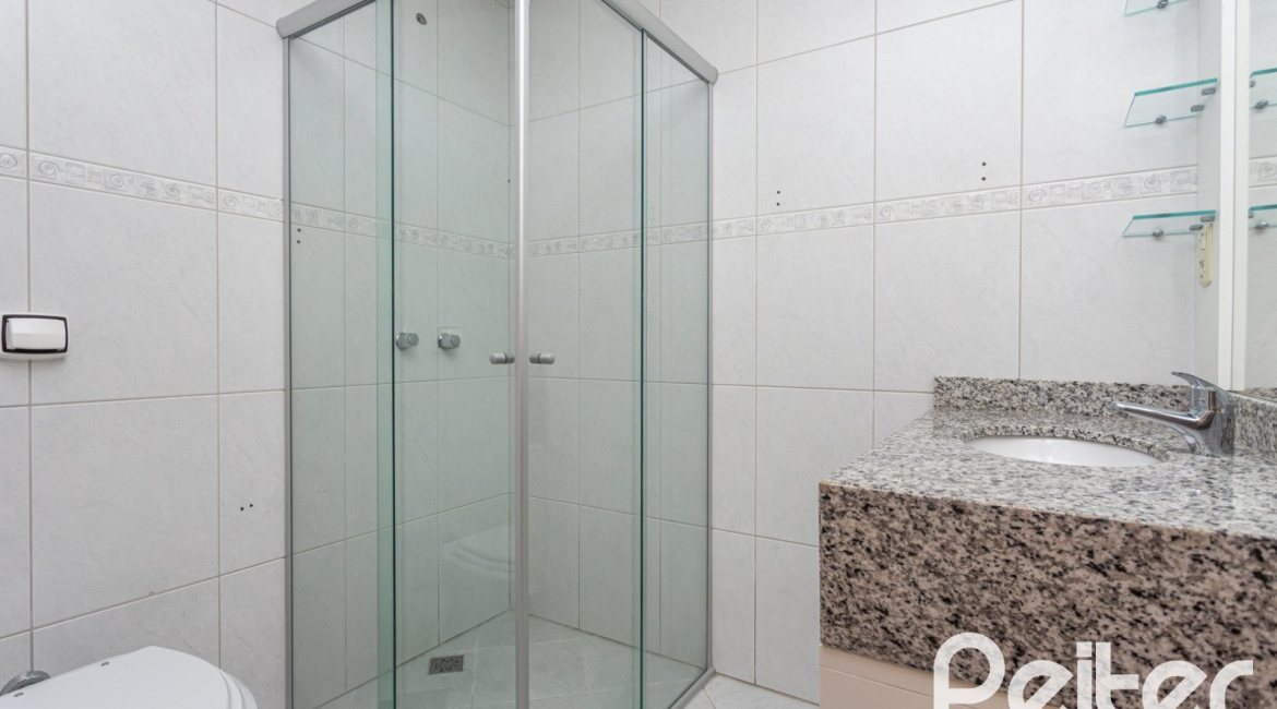 Casa à venda com 237m², 3 dormitórios, 3 suítes, 2 vagas, no bairro Tristeza em Porto Alegre