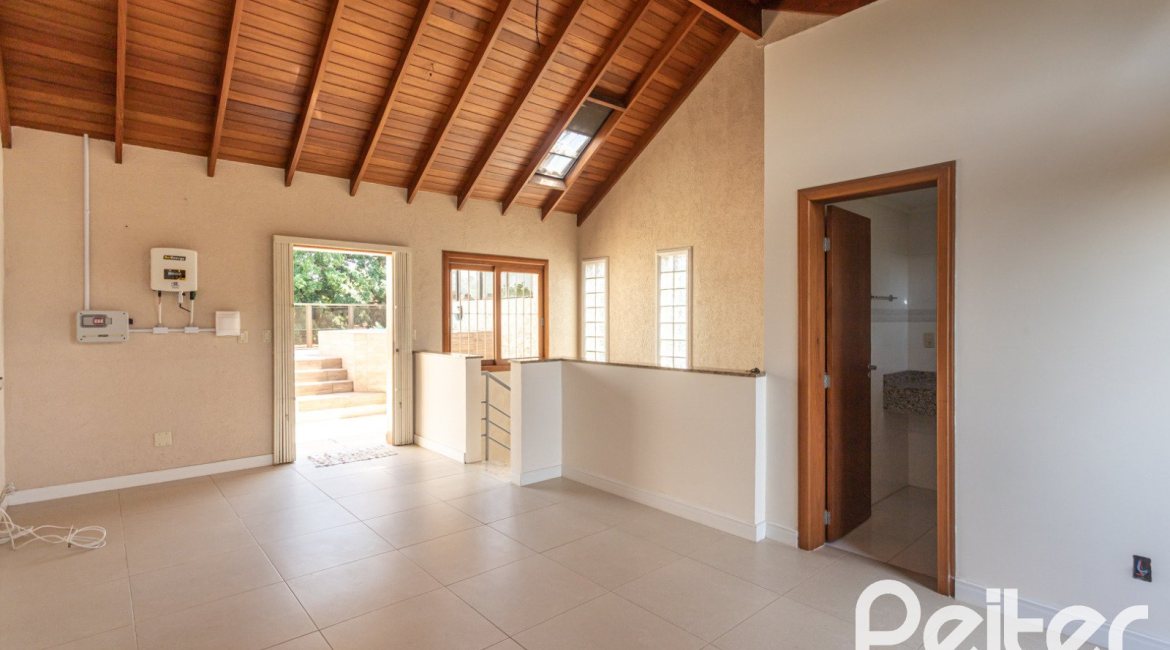 Casa à venda com 237m², 3 dormitórios, 3 suítes, 2 vagas, no bairro Tristeza em Porto Alegre