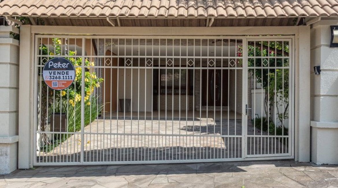 Casa à venda com 237m², 3 dormitórios, 3 suítes, 2 vagas, no bairro Tristeza em Porto Alegre