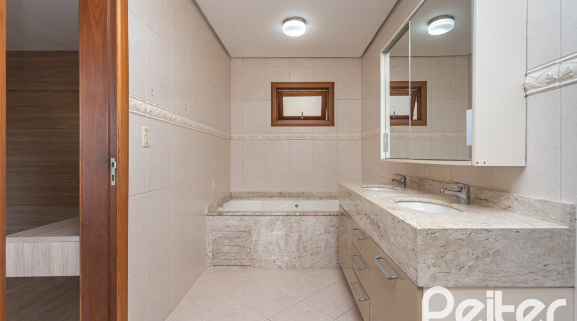 Casa à venda com 237m², 3 dormitórios, 3 suítes, 2 vagas, no bairro Tristeza em Porto Alegre