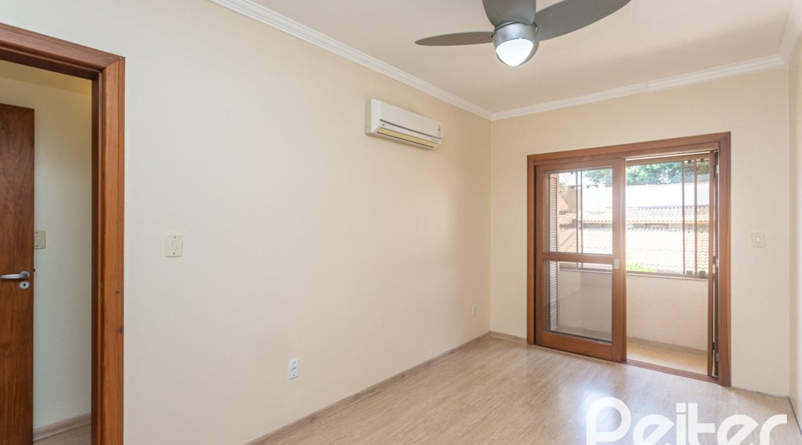 Casa à venda com 237m², 3 dormitórios, 3 suítes, 2 vagas, no bairro Tristeza em Porto Alegre