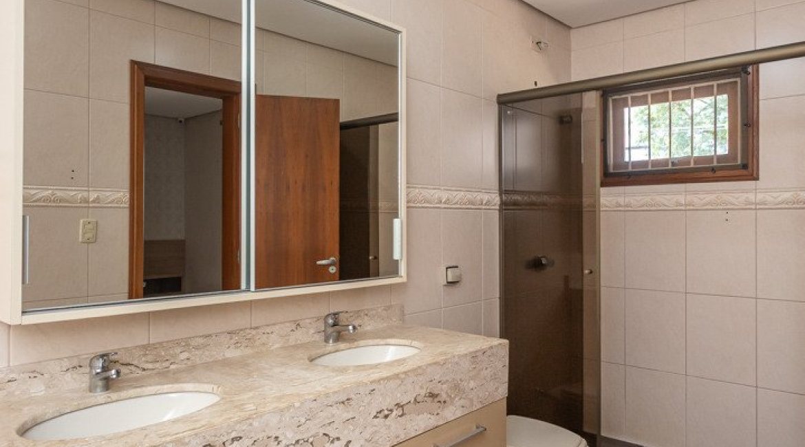 Casa à venda com 237m², 3 dormitórios, 3 suítes, 2 vagas, no bairro Tristeza em Porto Alegre