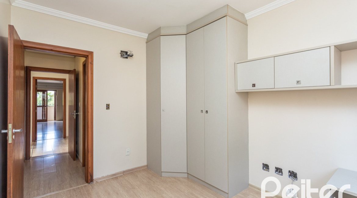 Casa à venda com 237m², 3 dormitórios, 3 suítes, 2 vagas, no bairro Tristeza em Porto Alegre