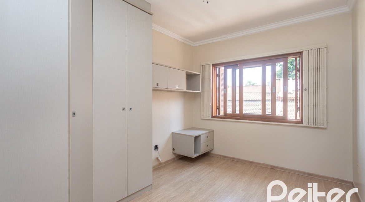 Casa à venda com 237m², 3 dormitórios, 3 suítes, 2 vagas, no bairro Tristeza em Porto Alegre