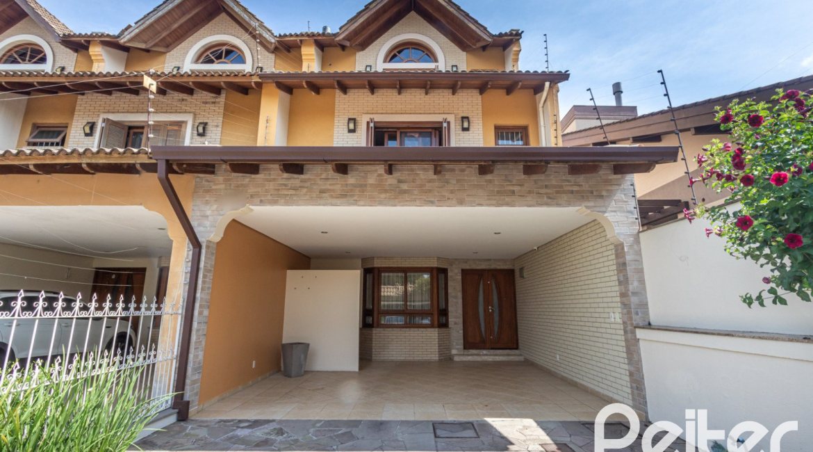 Casa à venda com 237m², 3 dormitórios, 3 suítes, 2 vagas, no bairro Tristeza em Porto Alegre
